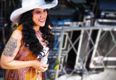 Cantora Deia Lucena se apresenta em formato acústico no Iguarias da Vila, em Taboão da Serra