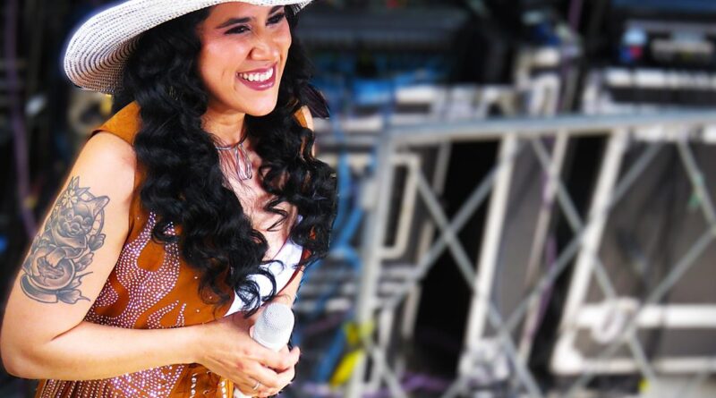 Cantora Deia Lucena se apresenta em formato acústico no Iguarias da Vila, em Taboão da Serra