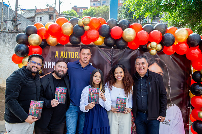 Aluna da Prefeitura de Taboão da Serra lança livro após vencer concurso de Poesia Periférica