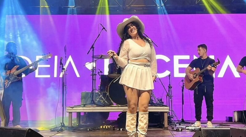 Deia Lucena se apresenta no Arraiá do Shopping Taboão neste sábado