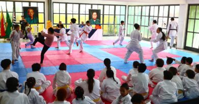 Pense + Esportes realiza exame de faixa de Karatê com 59 alunos em Embu das Artes