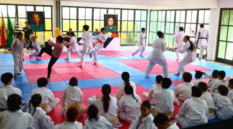 Pense + Esportes realiza exame de faixa de Karatê com 59 alunos em Embu das Artes